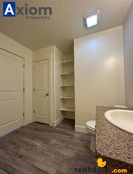 Beautiful 3 bedroom 1 bathroom apartment available now! — Photo 15