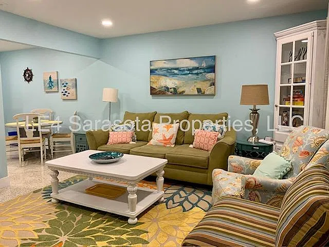538 Lafayette Ct — Photo 2