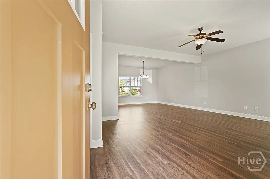 3 bed, 2.5 bath, 1556 sqft, $1,895 — Photo 4
