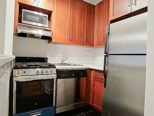 3rd image of 191 E 76th St APT 1B