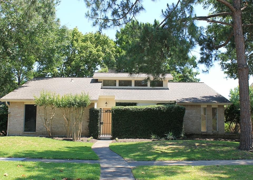 Welcome Home to 16406 Heatherdale Drive.