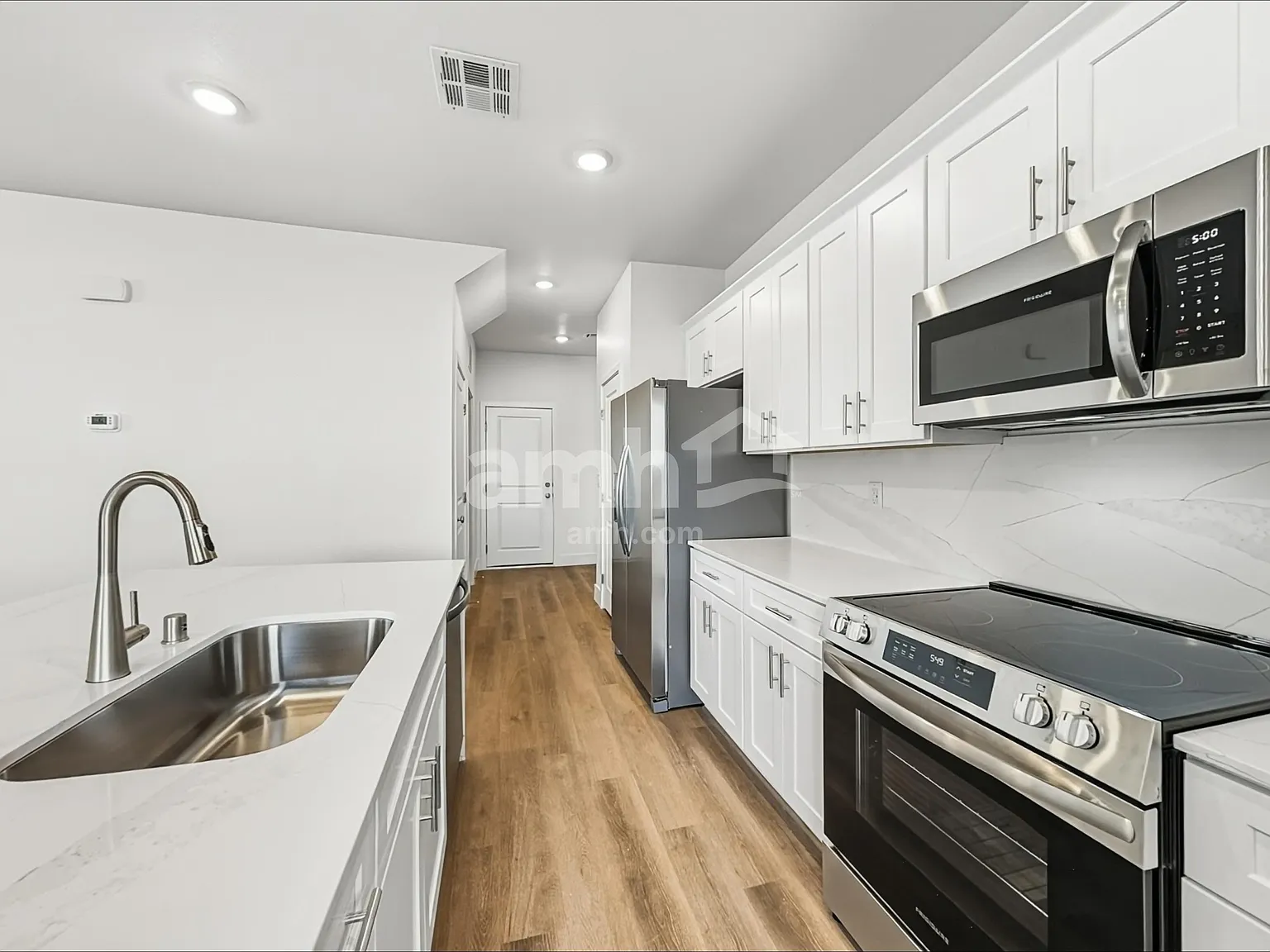 4 bed, 2.5 bath, 1967 sqft, $2,480 — Photo 4