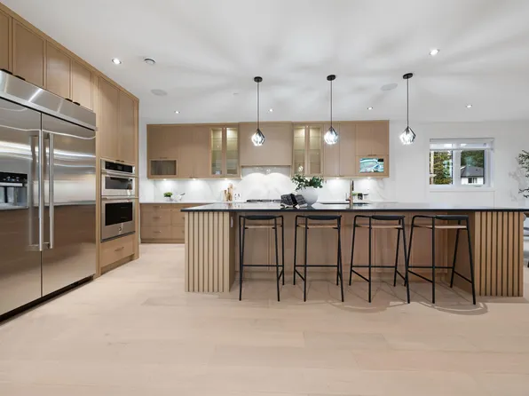 13915 Blackburn Ave, White Rock, BC V4B 2Z3