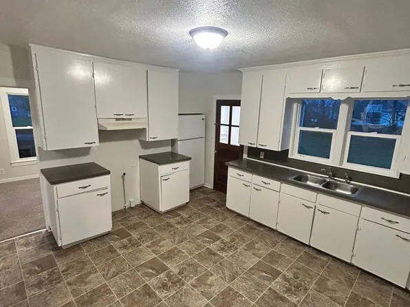 270 W Pine St NE, Cedar Springs, MI 49319