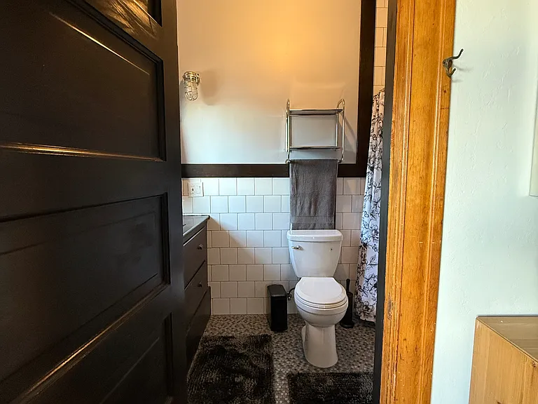 826 S Burlington Ave #10 — Photo 16