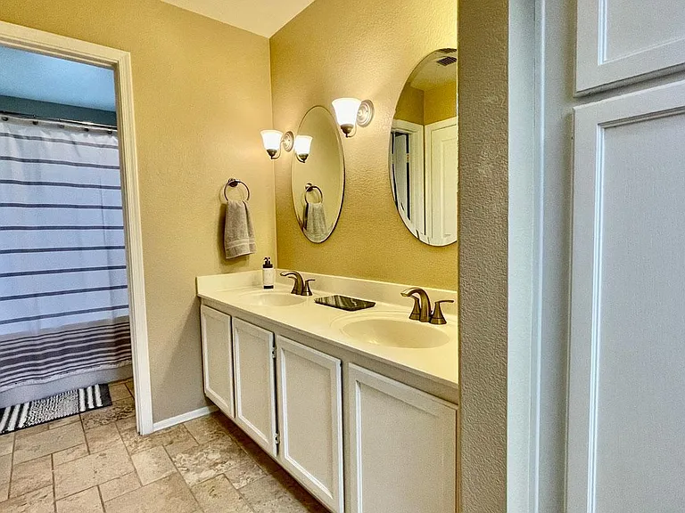 1147 E Amberwood Dr — Photo 37