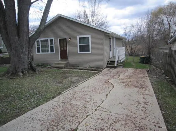 1001 Ronald Ter, Round Lake Beach, IL 60073