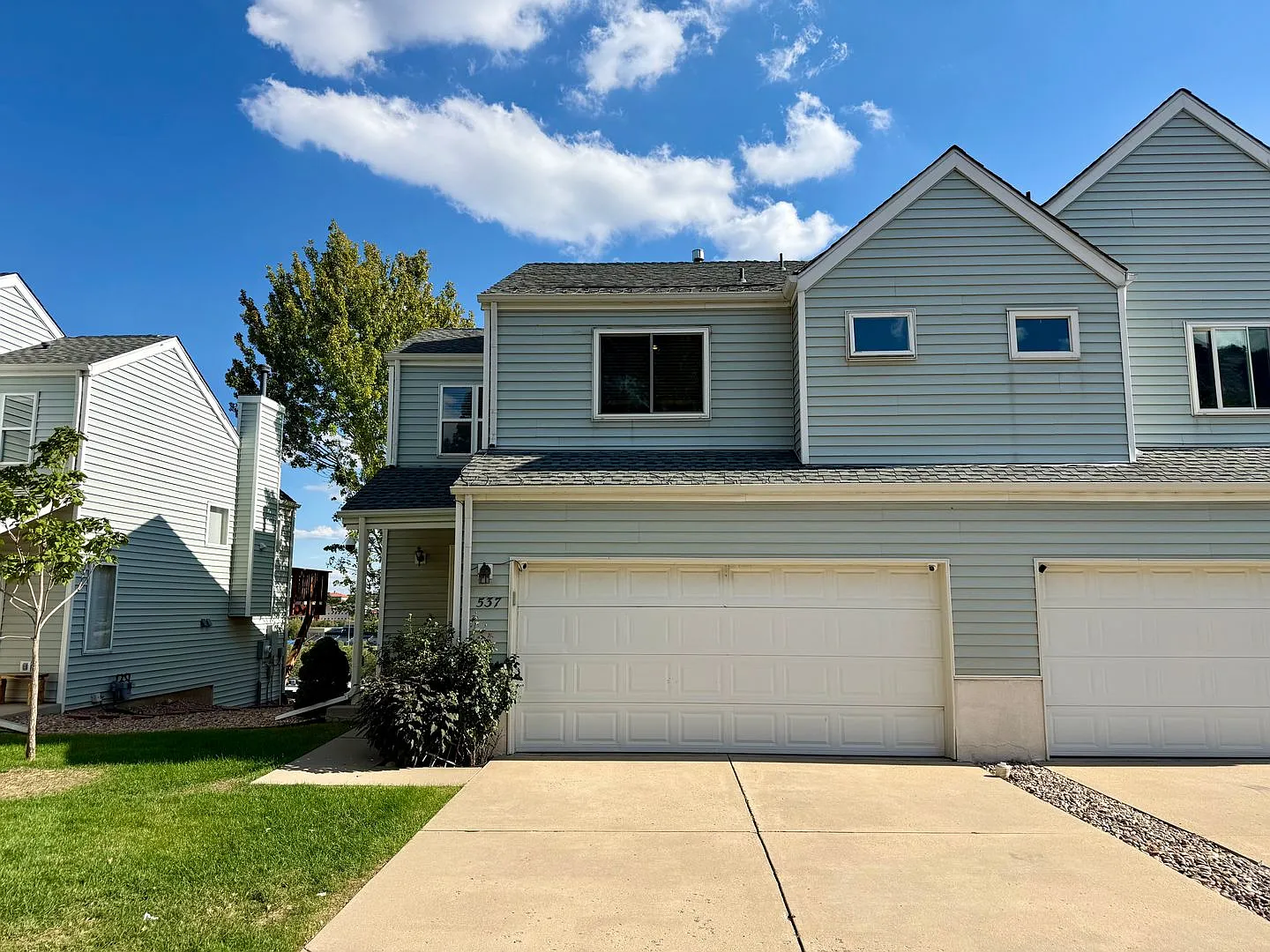 Charming Golden Home with Mountain Views - Don't Miss Out! — Photo 2