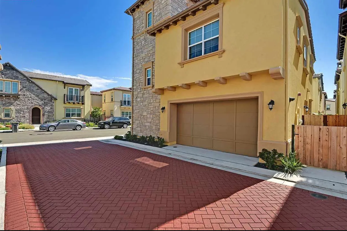 Building Photo - 414 Silvercrown Way