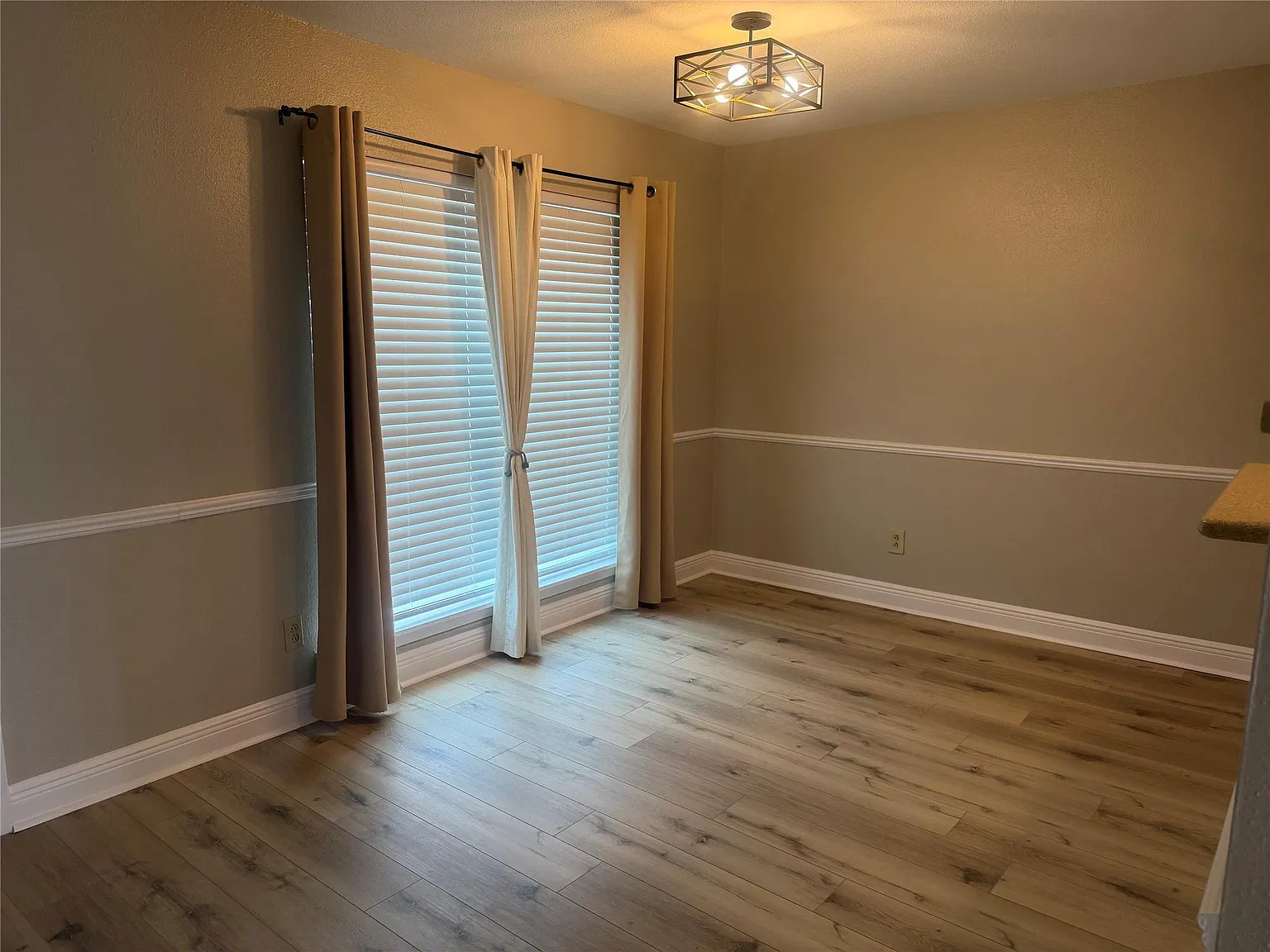 2 bed, 2.5 bath, 1360 sqft, $2,000 — Photo 3