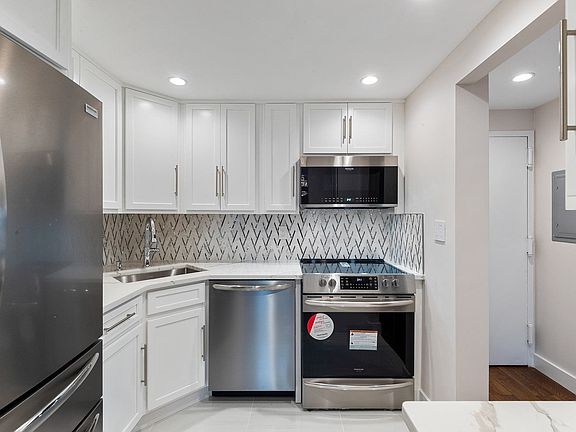 3rd image of 220 W Broadway APT 600