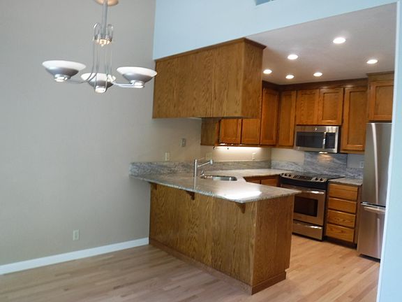 3rd image of 16 Horseshoe Ct