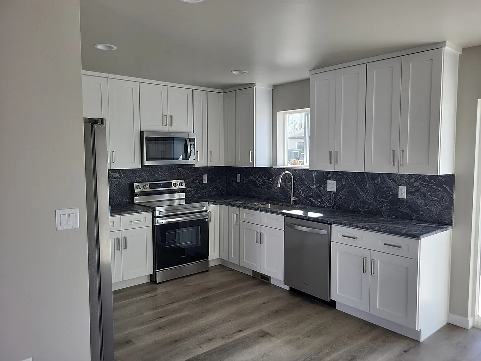 985 W Cheney Dr