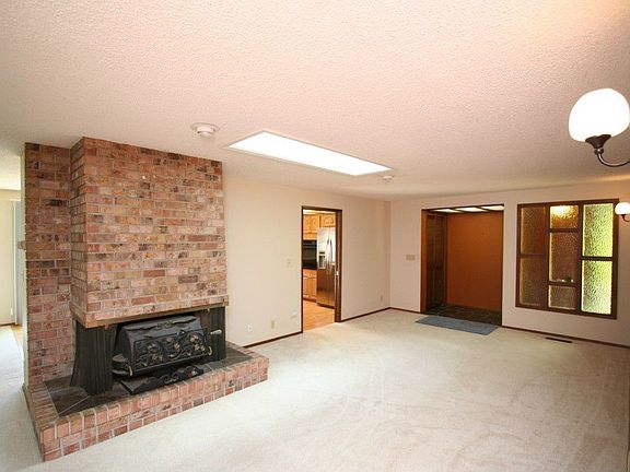5th image of 4035 Debbie Ct SE