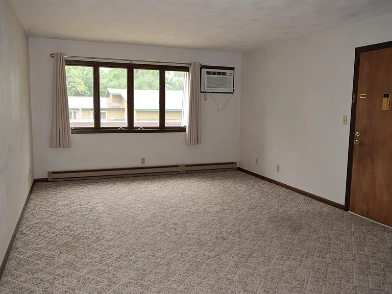 425 W Maine St — Photo 7