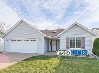 2003 Villa Pines Cir, Carbon Cliff, IL 61239