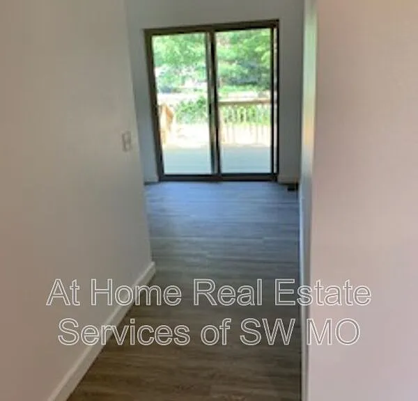 2028 S Lone Pine Ave — Photo 4