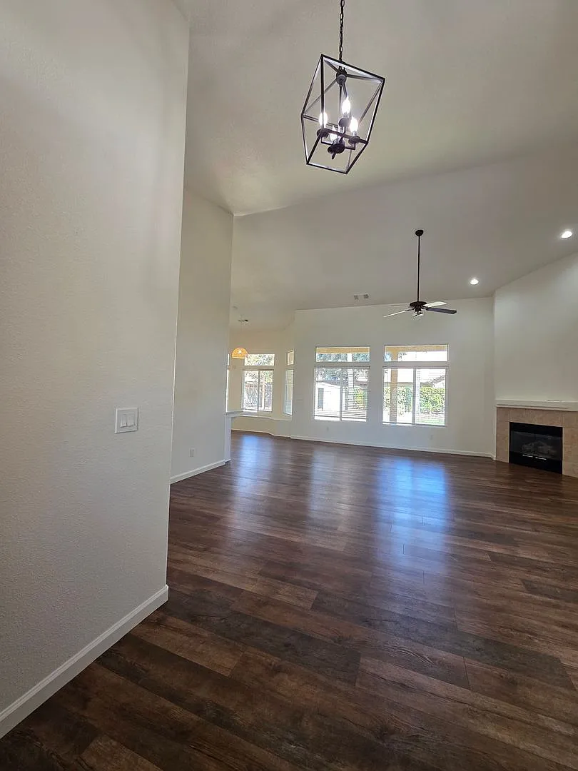 3 bedroom 2 bathroom in a desirable SE Visalia neighborhood! — Photo 4