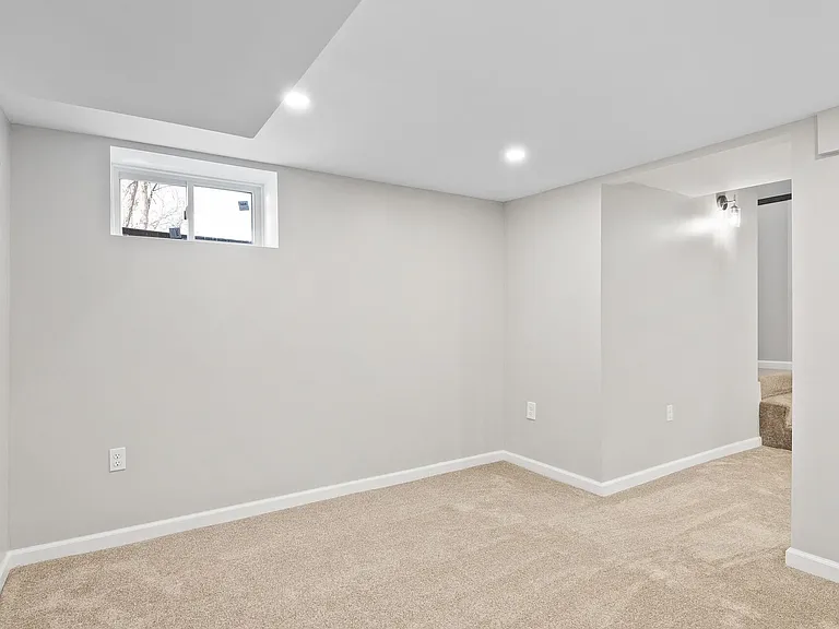 216 W 32nd St — Photo 24