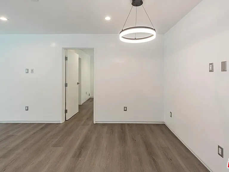 613 6th Ave — Photo 22