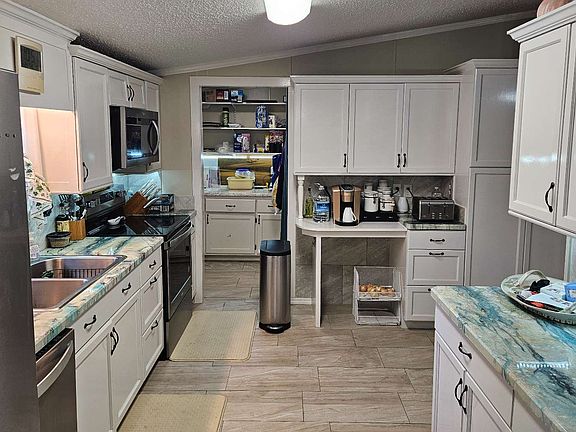 3rd image of 530 SW Whitetail Cir
