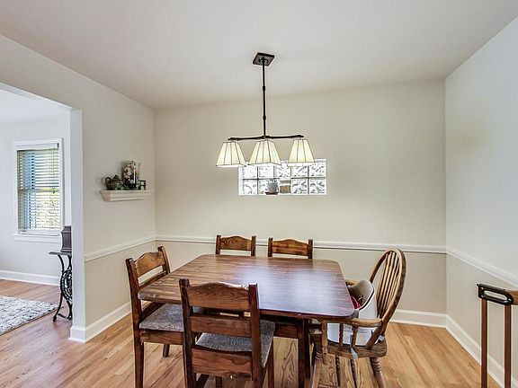5th image of 1005 Forest Ave