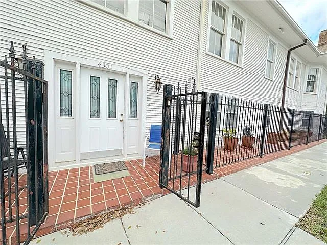 4301 Pitt St — Photo 1