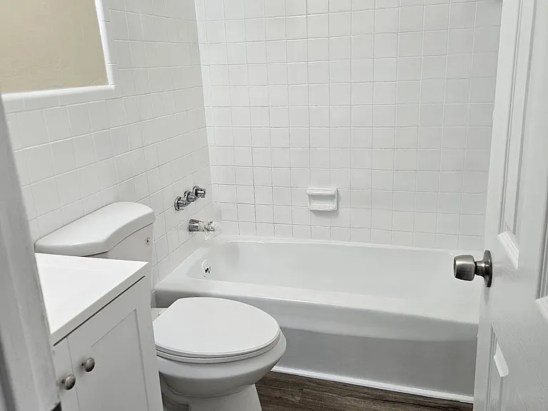 521 NE 35th Ct — Photo 2