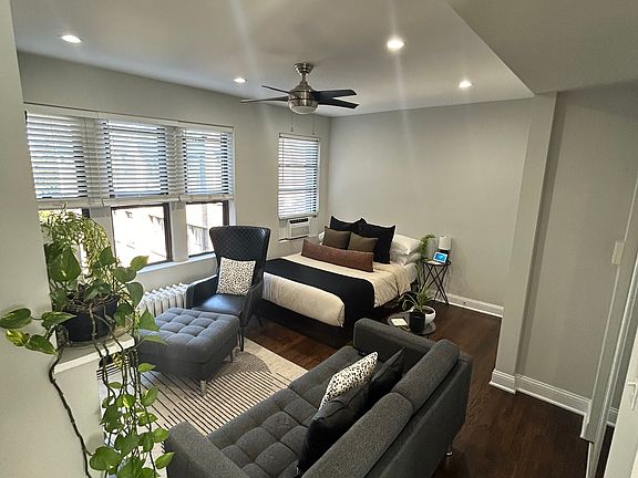 2nd image of 639 W Roscoe St #3R
