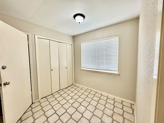 3rd image of 419 Shady Brook Dr