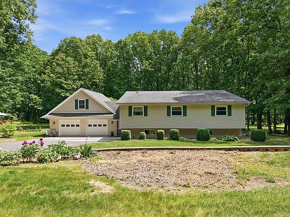 3rd image of 209 Manor Ln E