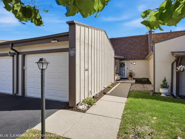 19 Westwood Dr, Indian Head Park, IL 60525