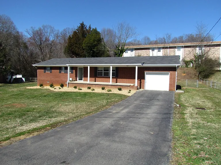 909 Martingale Dr — Photo 1