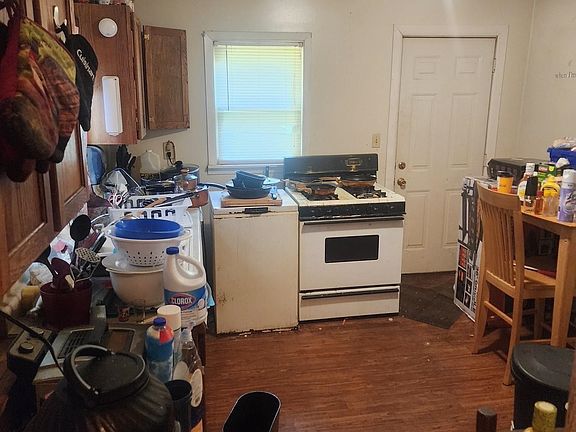 3rd image of 3541 Blackstone Ave