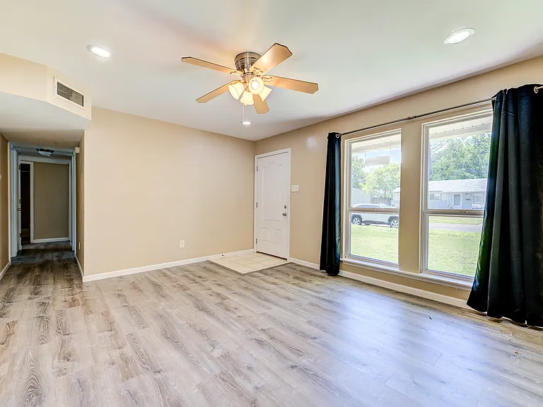 655 Lexington Park — Photo 6