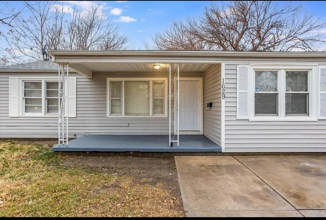 1629 S Dodge Ave — Photo 1