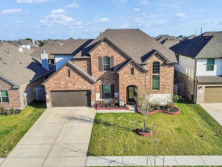 818 Kingwood Dr — Photo 1