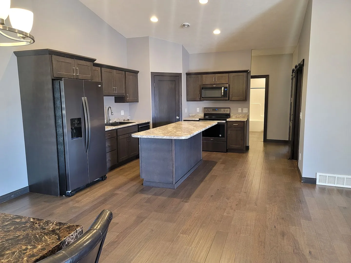 Three bedroom two bathroom triple garage house — Photo 3