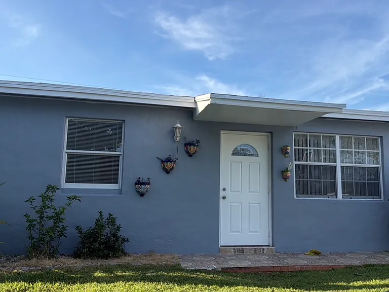 828 SW 3rd St — Photo 1