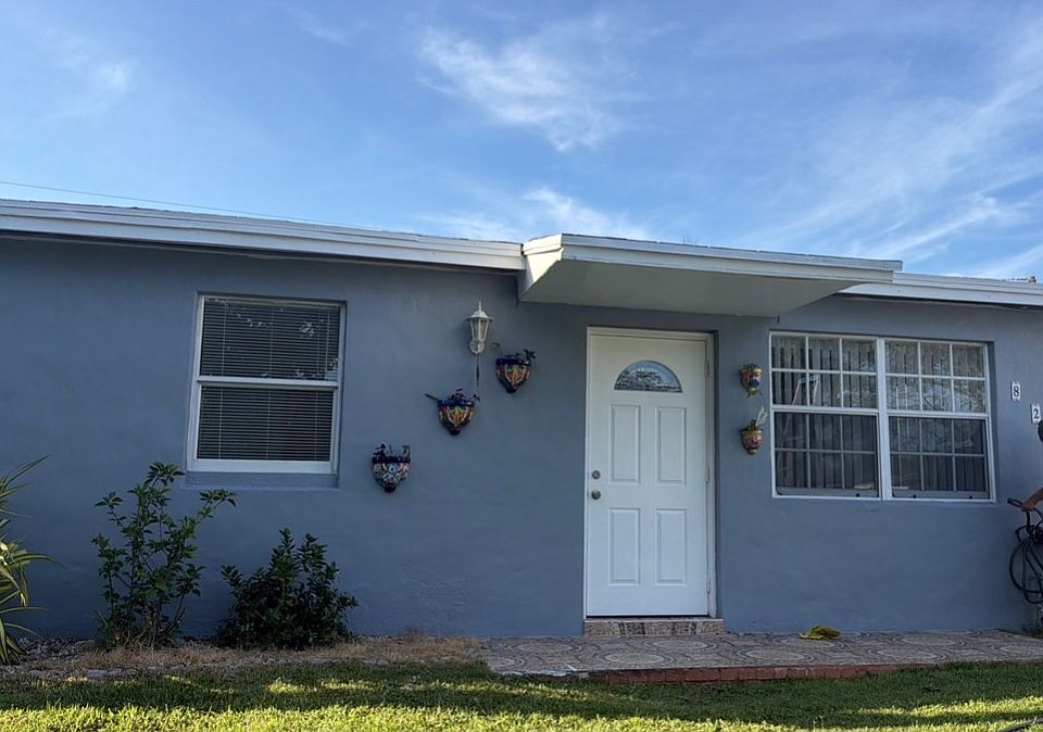 1st image of 828 SW 3rd St