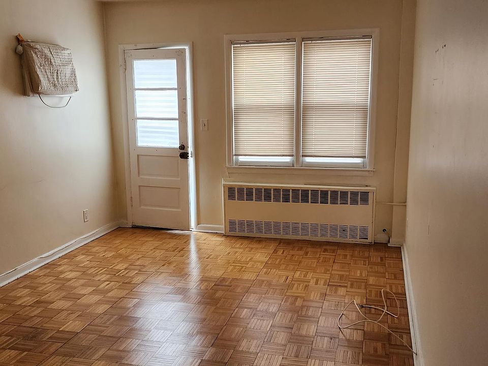 Spacious Living Room, very bright, access to a small yard.