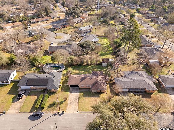 3rd image of 2304 Crestwood Dr
