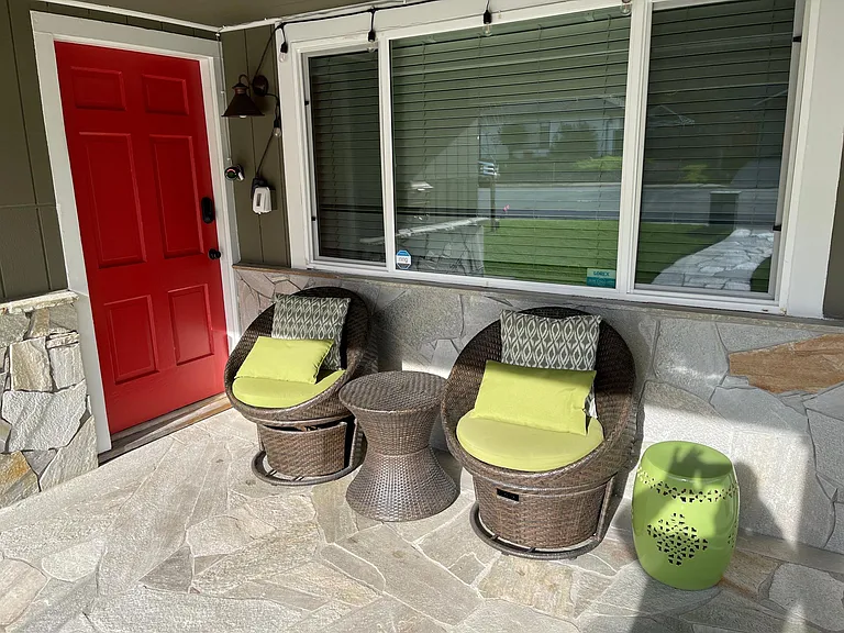 555 Claremont Dr — Photo 5