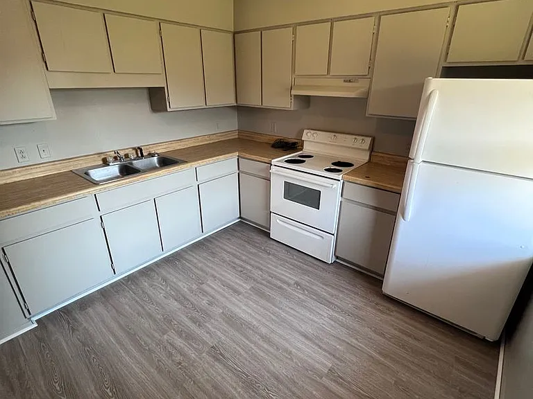 501 N Church St #12 — Photo 4