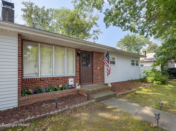812 Manor Dr, Stroudsburg, PA 18360