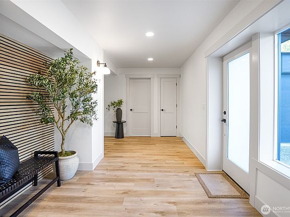 4th image of 11647 Beacon Avenue S