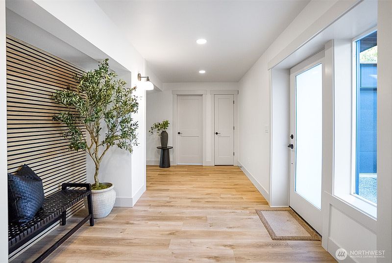 3rd image of 11647 Beacon Avenue S
