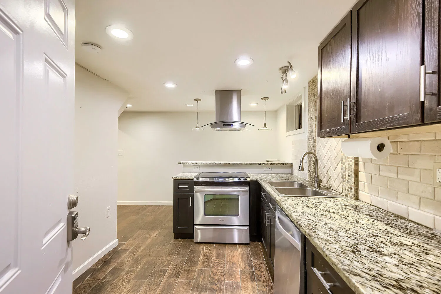 2 bed, 1000 sqft, $1,575 — Photo 2