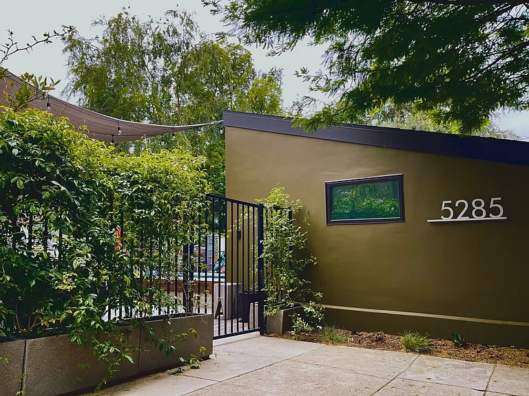 5285 N College View Ave — Photo 2