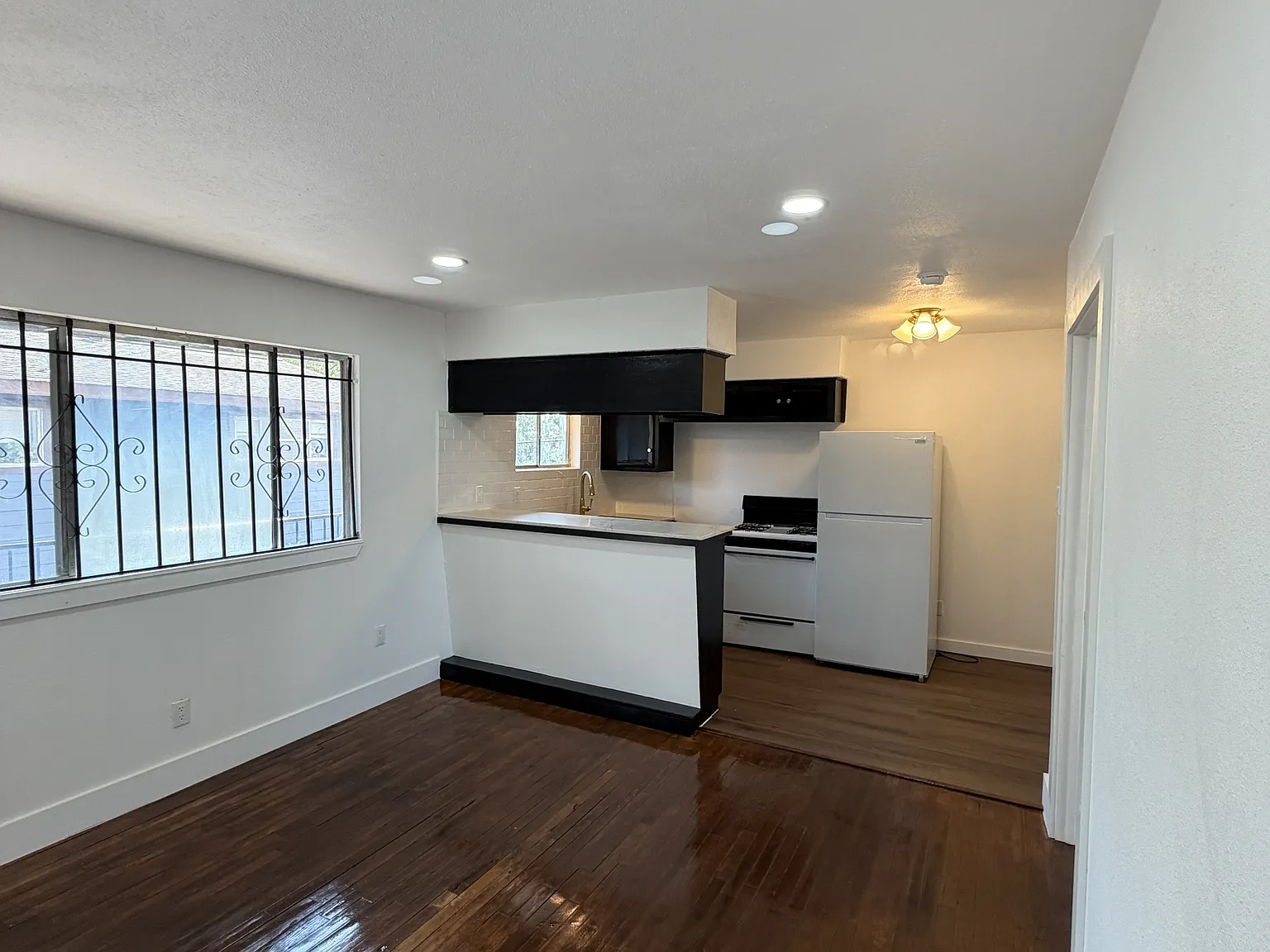 2708 Oakcliff St — Photo 4